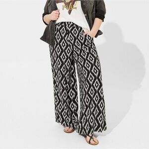Torrid Geometric Black and White Pull On Wide Leg Pants